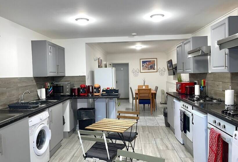 Резиденция Impeccable Spacious 6 Bed House In Romford