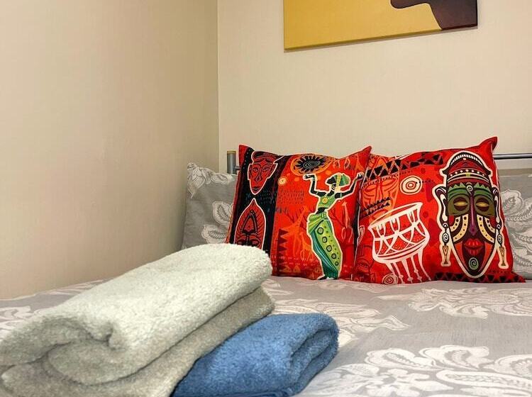 Резиденция Impeccable Spacious 6 Bed House In Romford