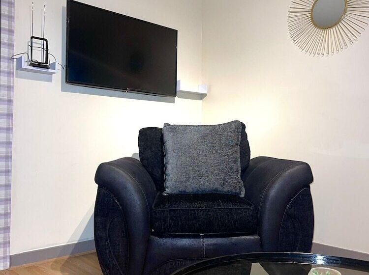 Резиденция Impeccable Spacious 6 Bed House In Romford