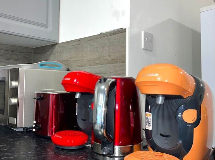 إقامة Impeccable Spacious 6 Bed House In Romford
