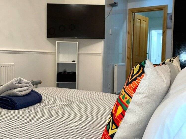 Резиденция Impeccable Spacious 6 Bed House In Romford