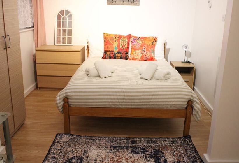 Резиденция Impeccable Spacious 6 Bed House In Romford