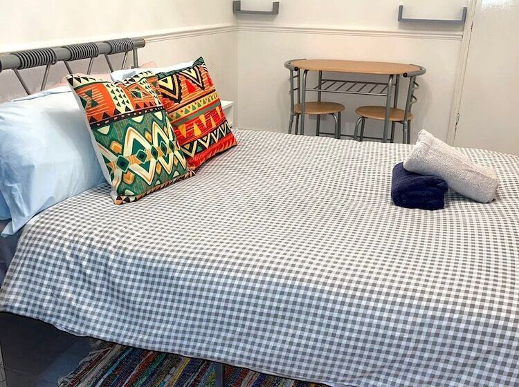 Резиденция Impeccable Spacious 6 Bed House In Romford