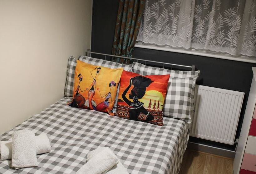 Резиденция Impeccable Spacious 6 Bed House In Romford