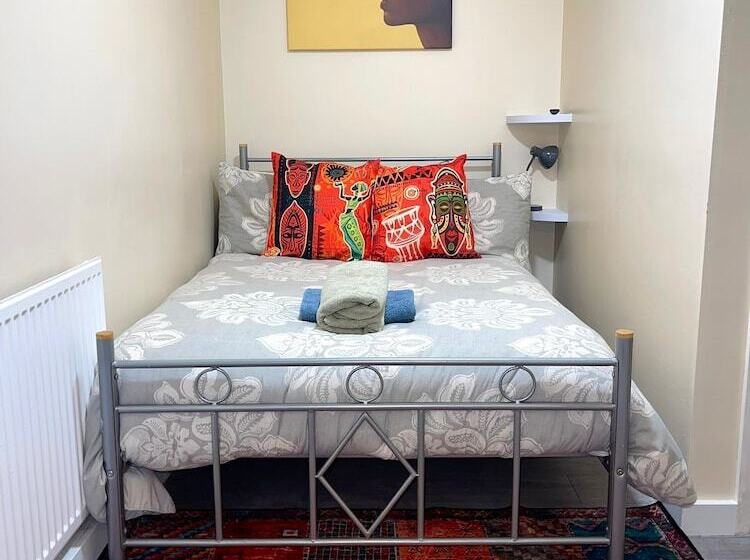 Резиденция Impeccable Spacious 6 Bed House In Romford