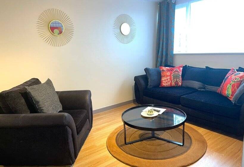 Резиденция Impeccable Spacious 6 Bed House In Romford