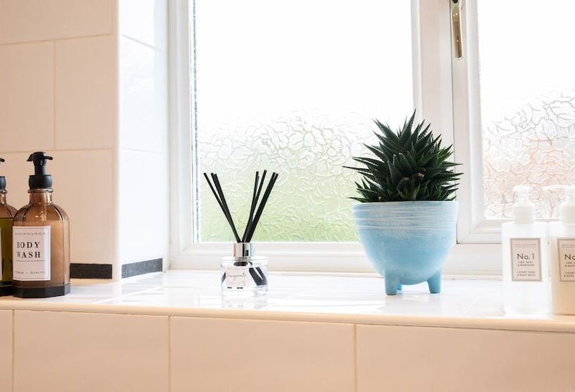 דירת נופש Spacious 4 Br Cambridge House, Free Parking