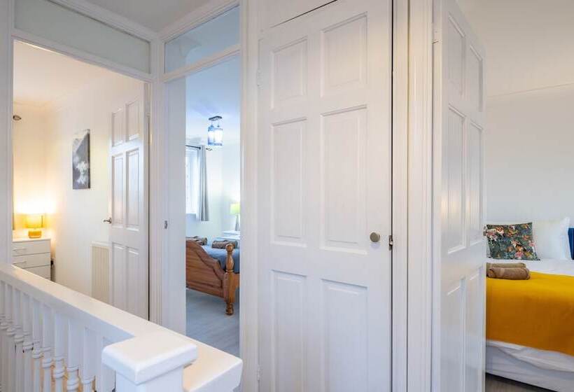 דירת נופש Spacious 4 Br Cambridge House, Free Parking