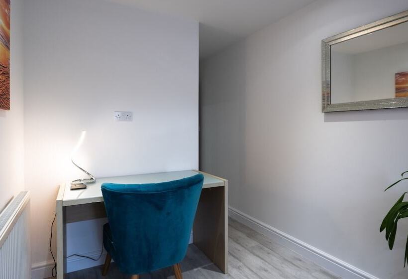 דירת נופש Spacious 4 Br Cambridge House, Free Parking