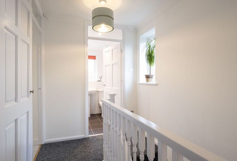 דירת נופש Spacious 4 Br Cambridge House, Free Parking