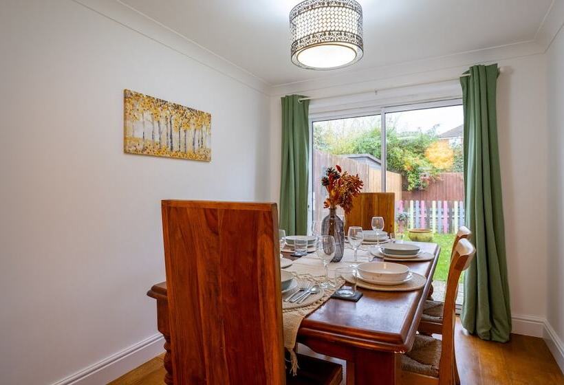 דירת נופש Spacious 4 Br Cambridge House, Free Parking