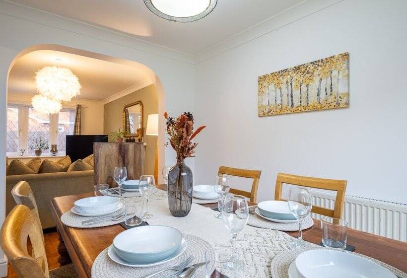 דירת נופש Spacious 4 Br Cambridge House, Free Parking