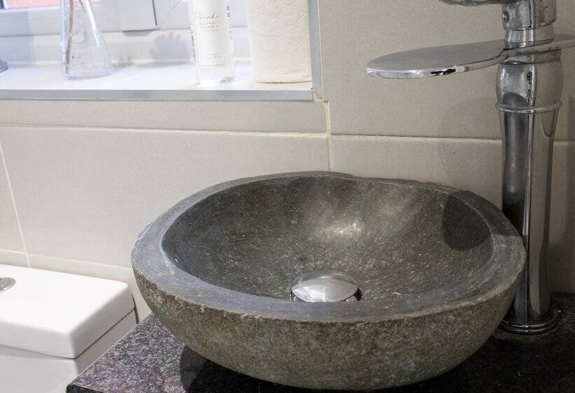 דירת נופש Spacious 4 Br Cambridge House, Free Parking