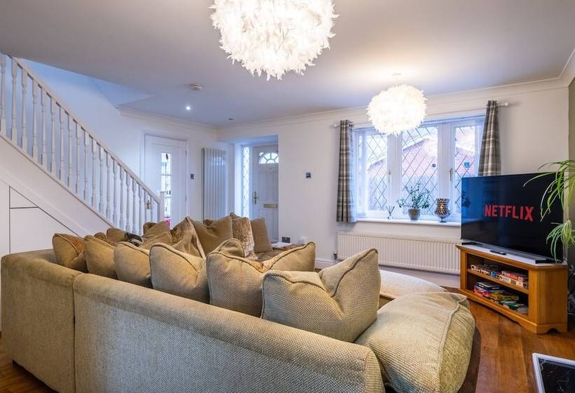 דירת נופש Spacious 4 Br Cambridge House, Free Parking