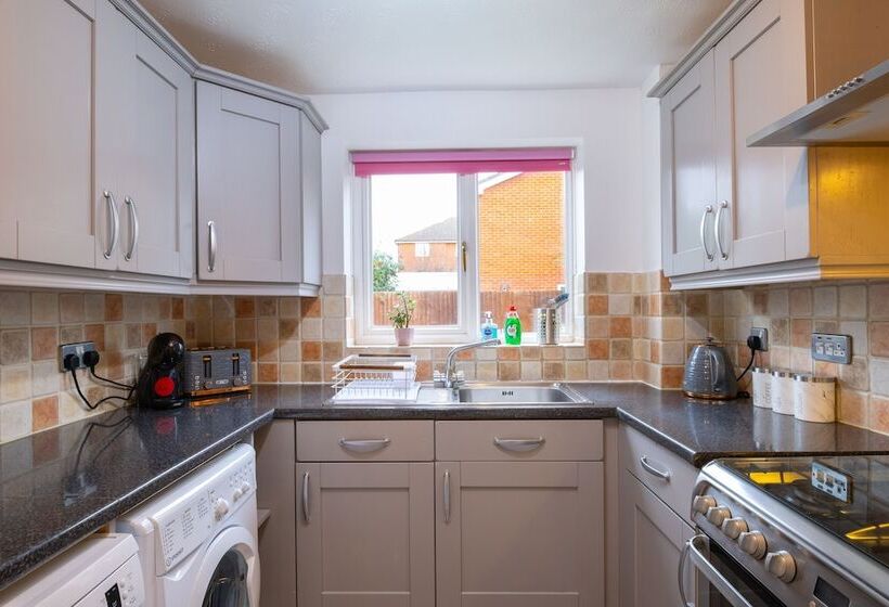 דירת נופש Spacious 4 Br Cambridge House, Free Parking