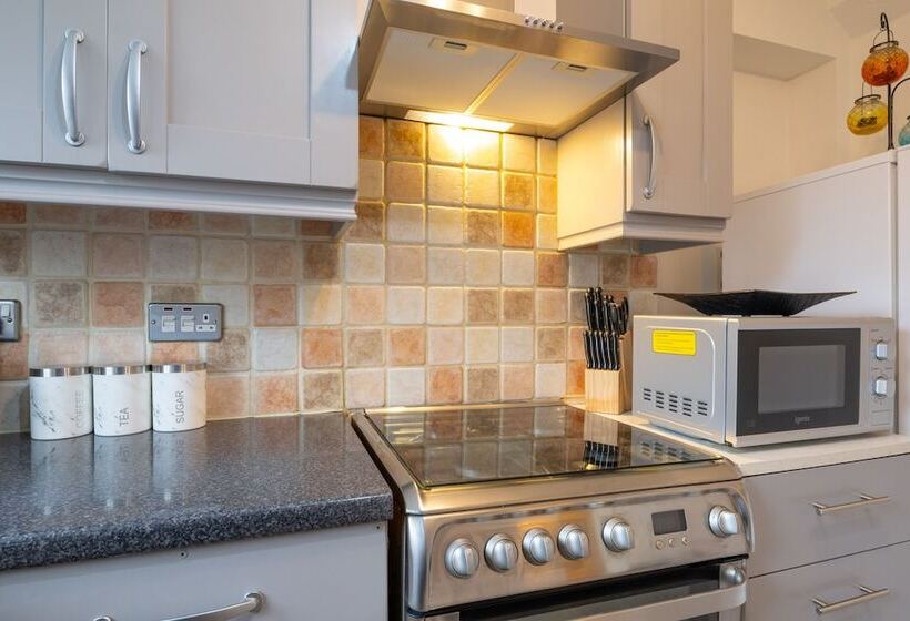 דירת נופש Spacious 4 Br Cambridge House, Free Parking