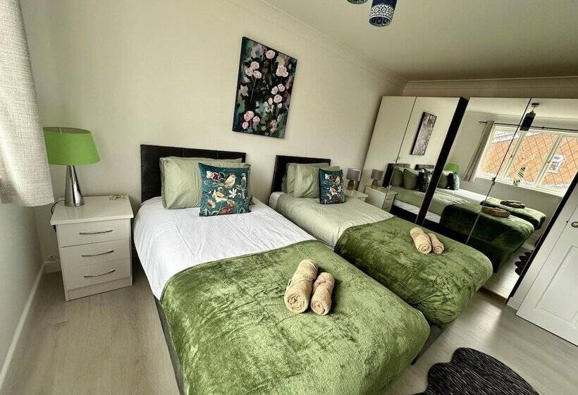 דירת נופש Spacious 4 Br Cambridge House, Free Parking