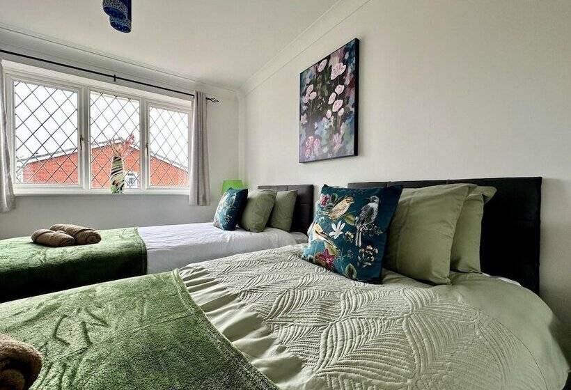 דירת נופש Spacious 4 Br Cambridge House, Free Parking