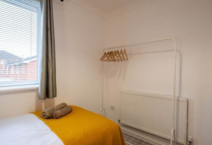 דירת נופש Spacious 4 Br Cambridge House, Free Parking