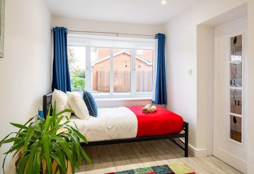 דירת נופש Spacious 4 Br Cambridge House, Free Parking