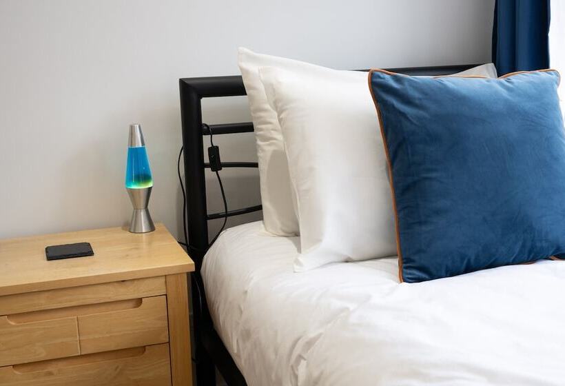 דירת נופש Spacious 4 Br Cambridge House, Free Parking