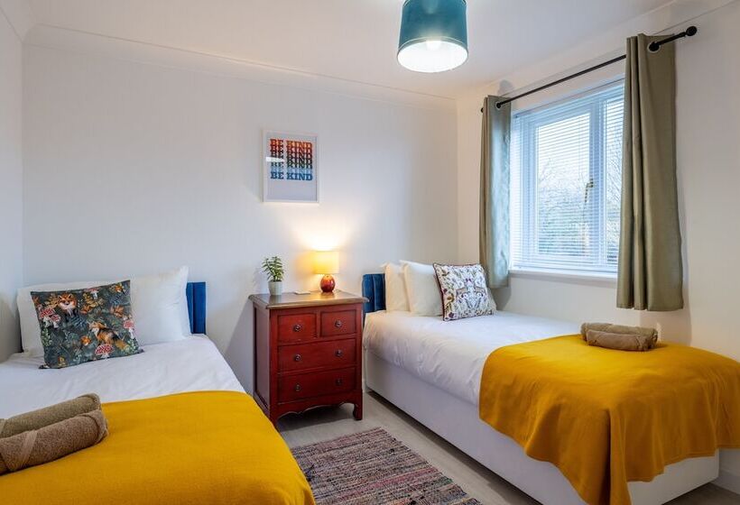 דירת נופש Spacious 4 Br Cambridge House, Free Parking