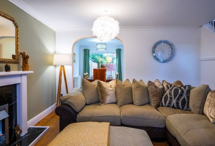 דירת נופש Spacious 4 Br Cambridge House, Free Parking