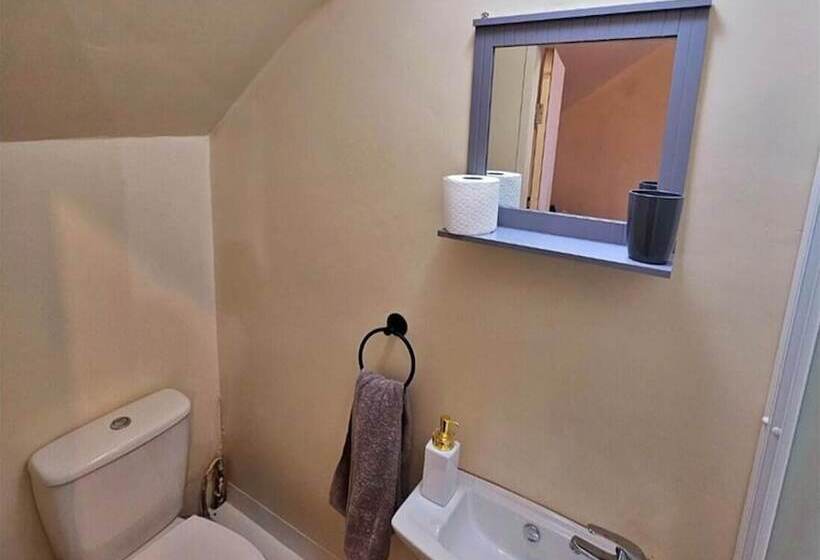 اقامتگاه Spacious,luxury, Near City Center, Free Parking