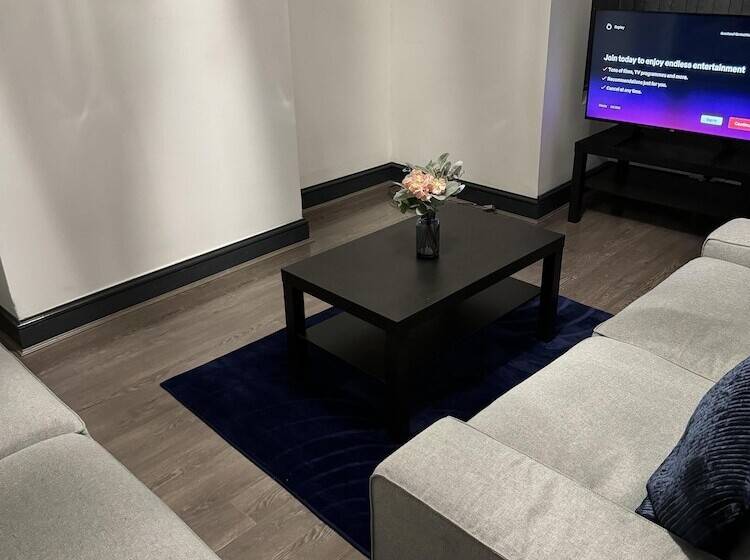 إقامة Stunning 4 Bed House In Leeds Close To Center