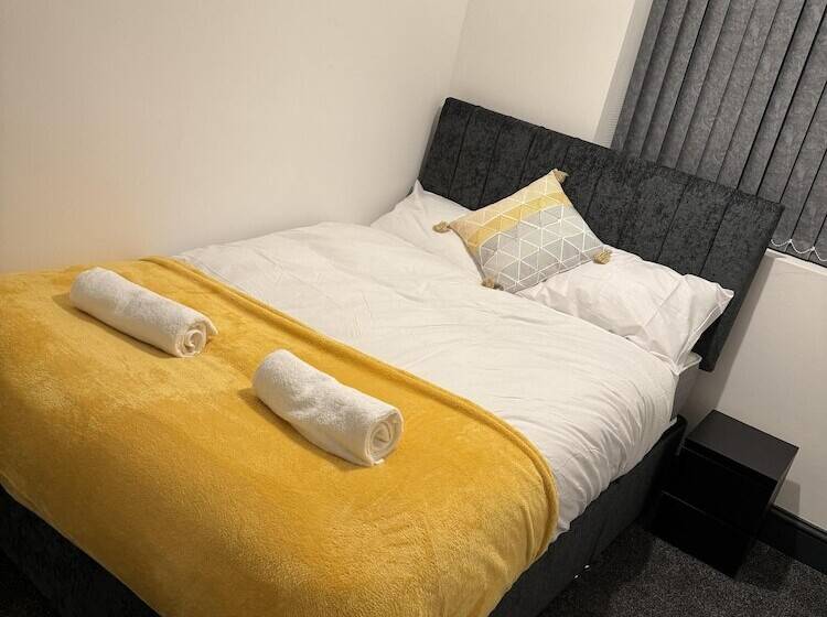 إقامة Stunning 4 Bed House In Leeds Close To Center