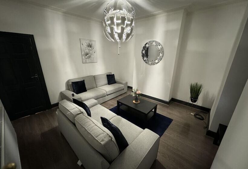 إقامة Stunning 4 Bed House In Leeds Close To Center