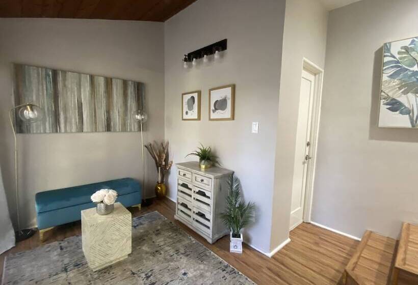 إقامة Stunning Home With Large Yard In Los Angeles