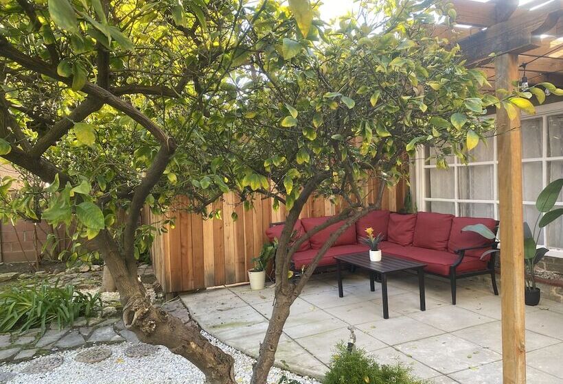 إقامة Stunning Home With Large Yard In Los Angeles