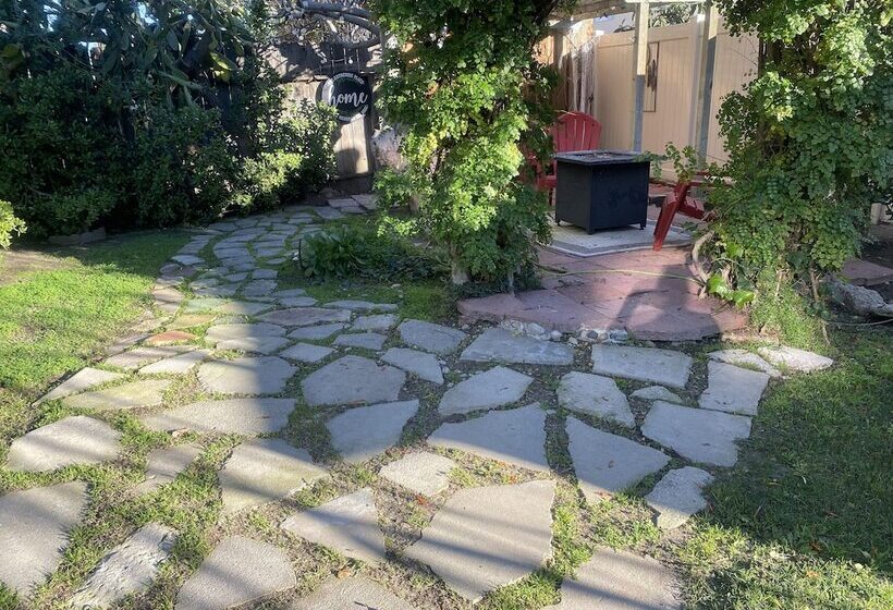 إقامة Stunning Home With Large Yard In Los Angeles