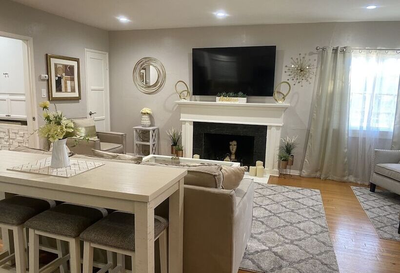 إقامة Stunning Home With Large Yard In Los Angeles