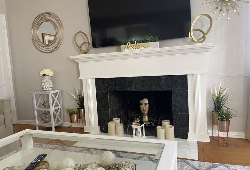 إقامة Stunning Home With Large Yard In Los Angeles