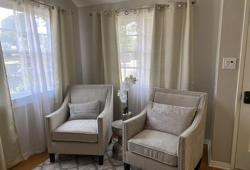 إقامة Stunning Home With Large Yard In Los Angeles