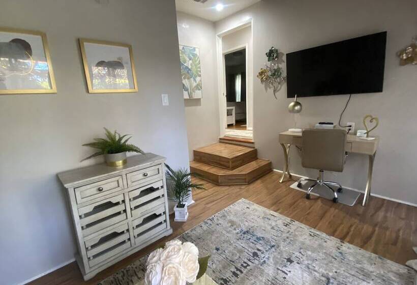 إقامة Stunning Home With Large Yard In Los Angeles