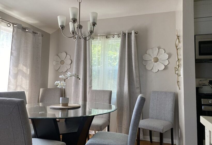 إقامة Stunning Home With Large Yard In Los Angeles