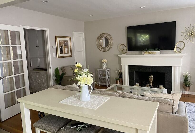 اقامتگاه Stunning Home With Large Yard In Los Angeles
