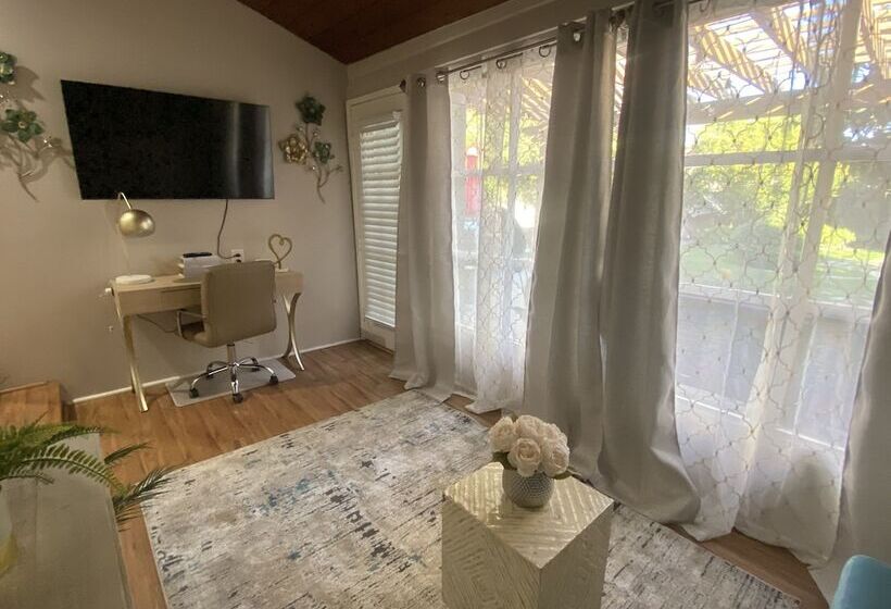 اقامتگاه Stunning Home With Large Yard In Los Angeles