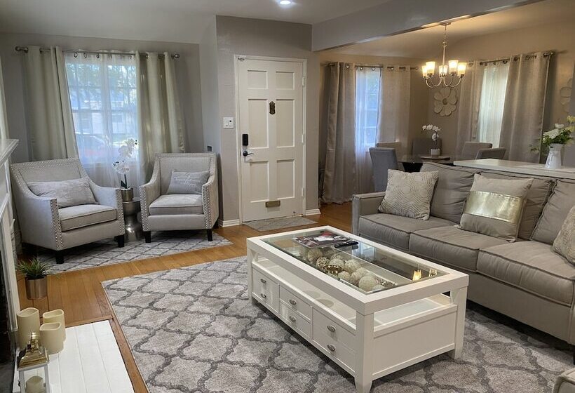 اقامتگاه Stunning Home With Large Yard In Los Angeles