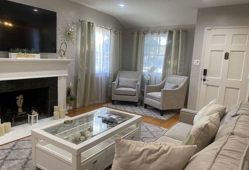 إقامة Stunning Home With Large Yard In Los Angeles