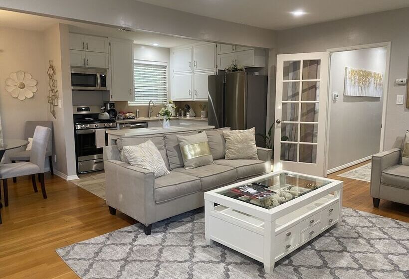 إقامة Stunning Home With Large Yard In Los Angeles