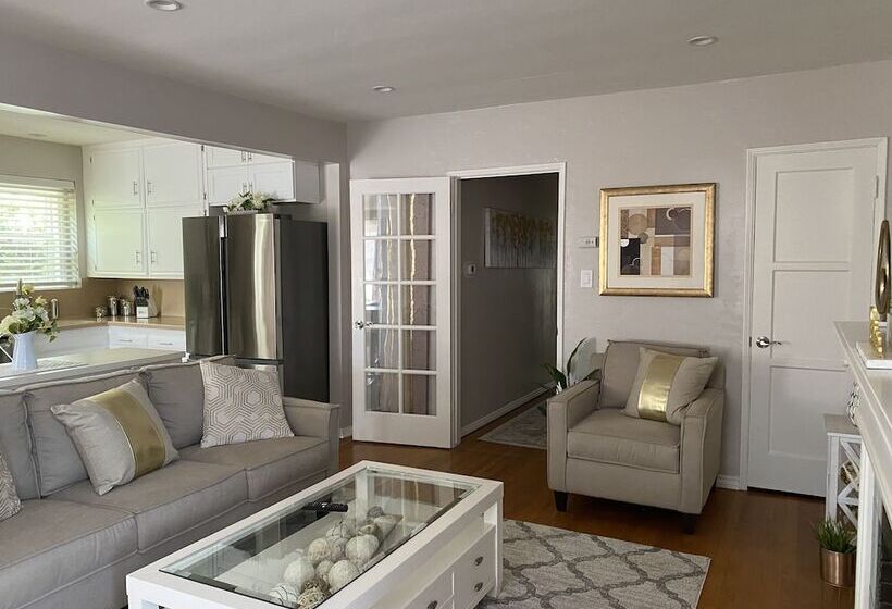 إقامة Stunning Home With Large Yard In Los Angeles