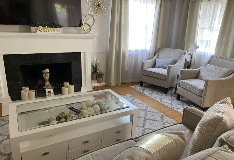 اقامتگاه Stunning Home With Large Yard In Los Angeles