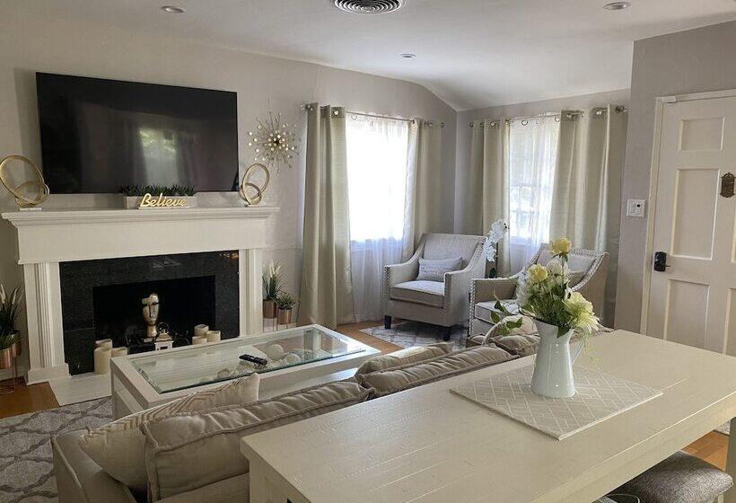 إقامة Stunning Home With Large Yard In Los Angeles