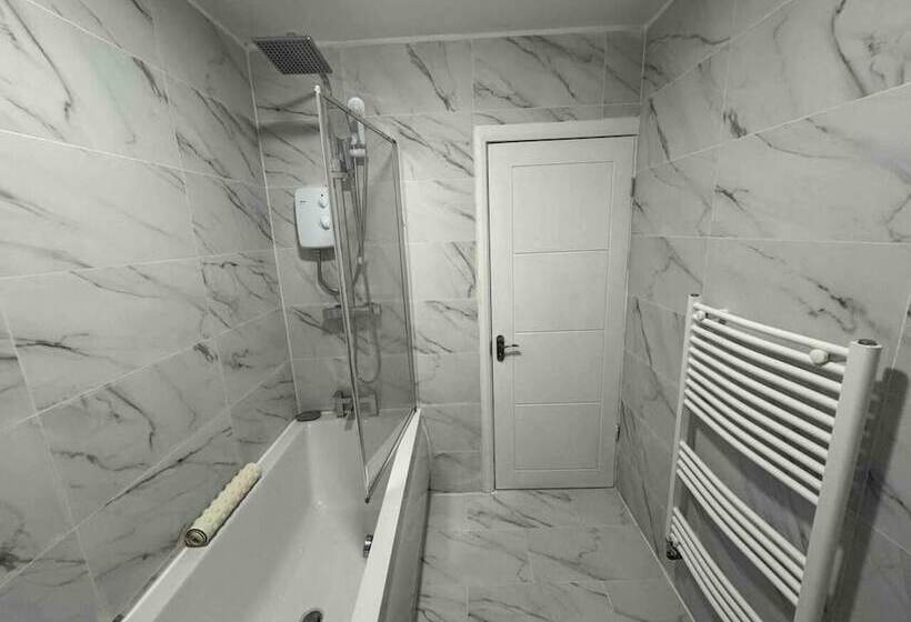 إقامة Ldeal Home For Large Groups,families & Contractors