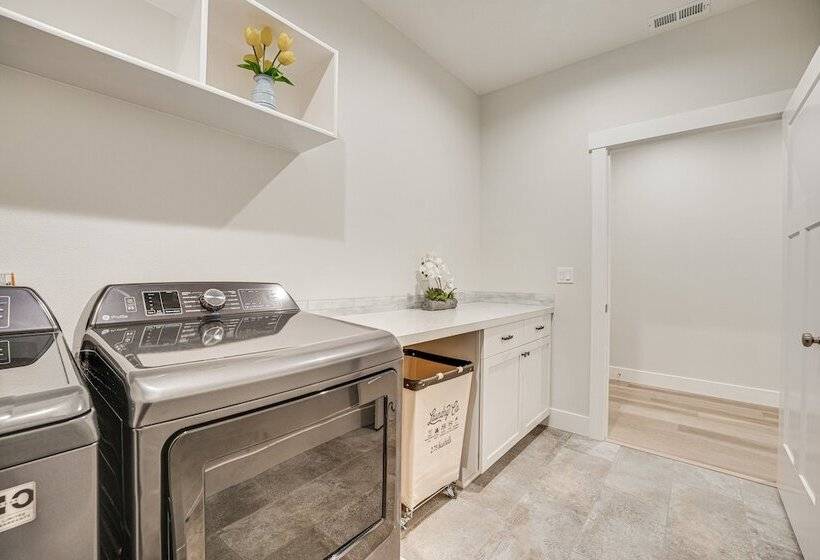 Richland Home W/ Hot Tub: Wineries, Hikes & More!