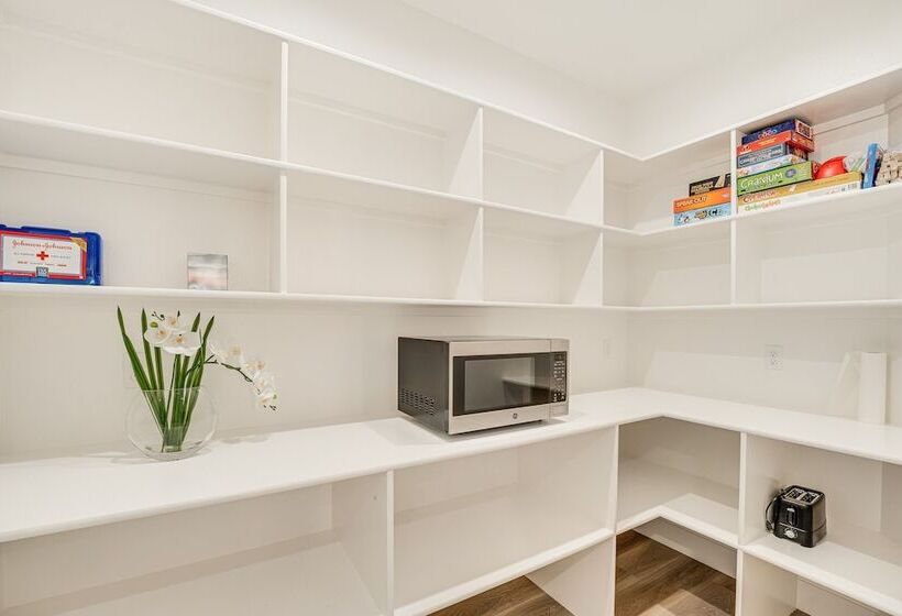 Richland Home W/ Hot Tub: Wineries, Hikes & More!